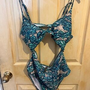 CUPSHE Lush Leaves print one piece, size XL